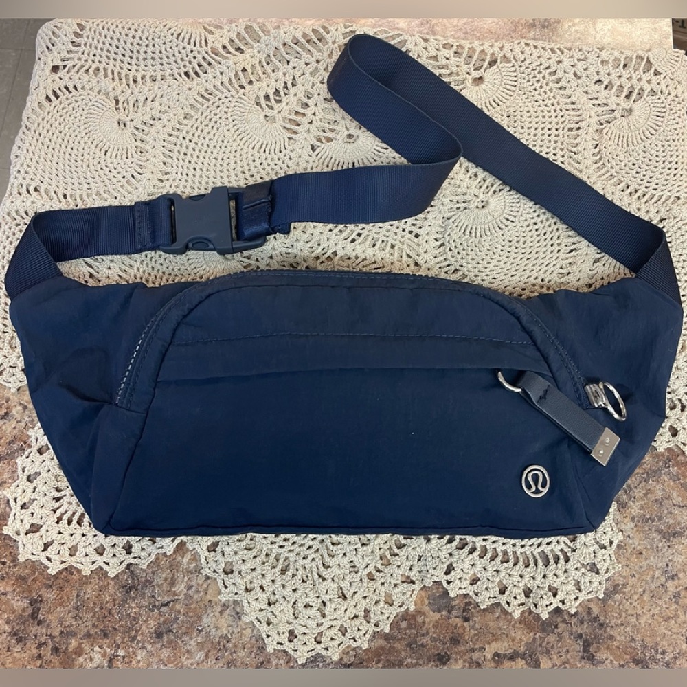 lululemon athletica navy blue belt bag